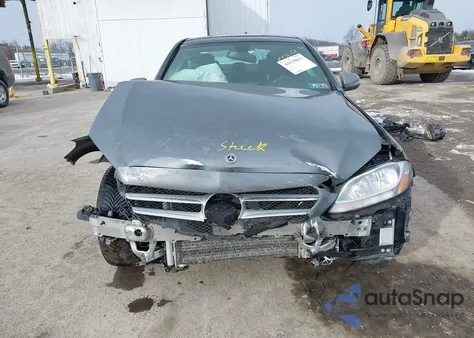 2018 Mercedes-Benz C 300 4Matic z USA, uszkodzony, nr VIN 55SWF4KB6JU275369